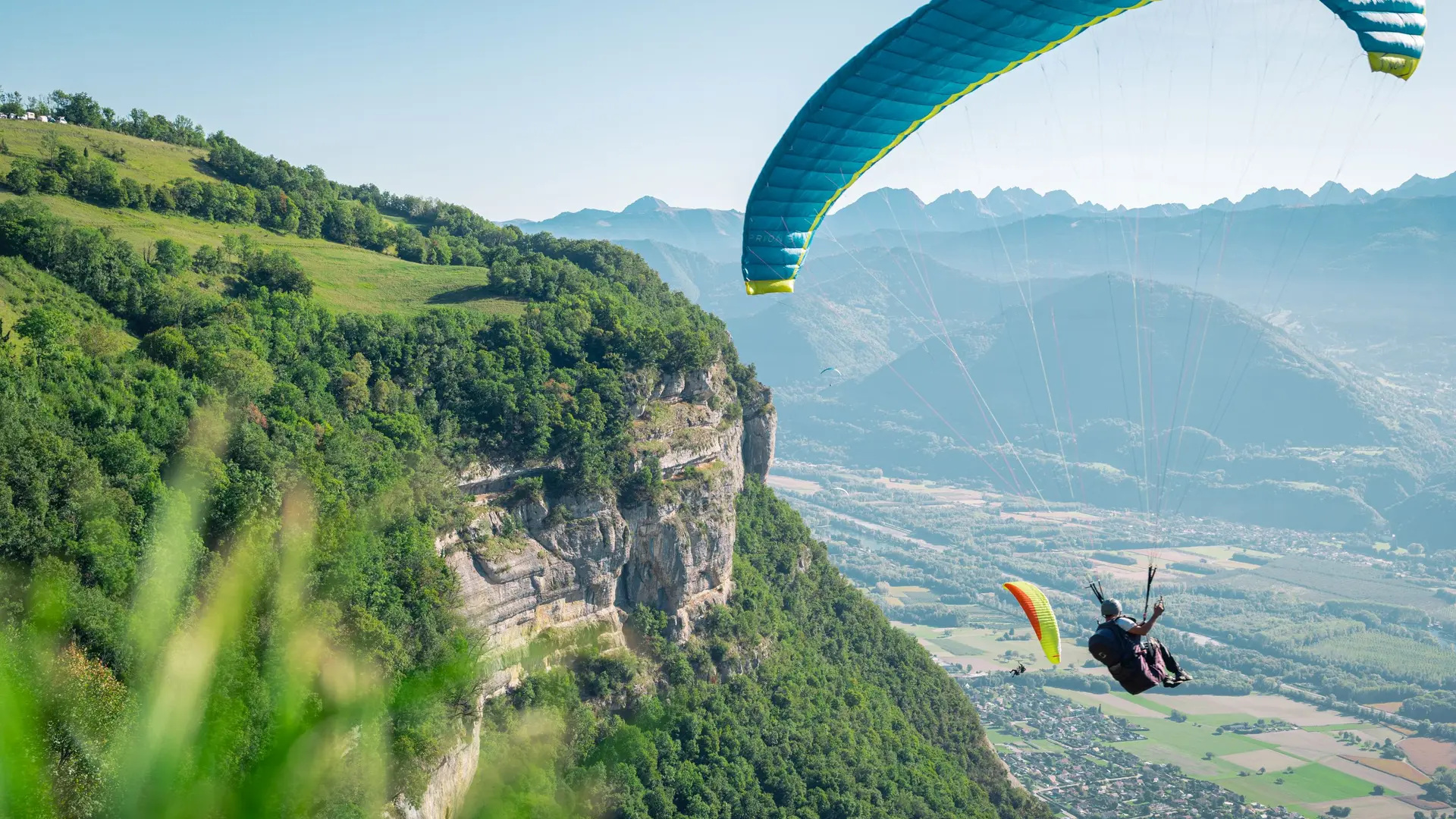 Photo d'un parapente en vol avec vue sur Chartreuse