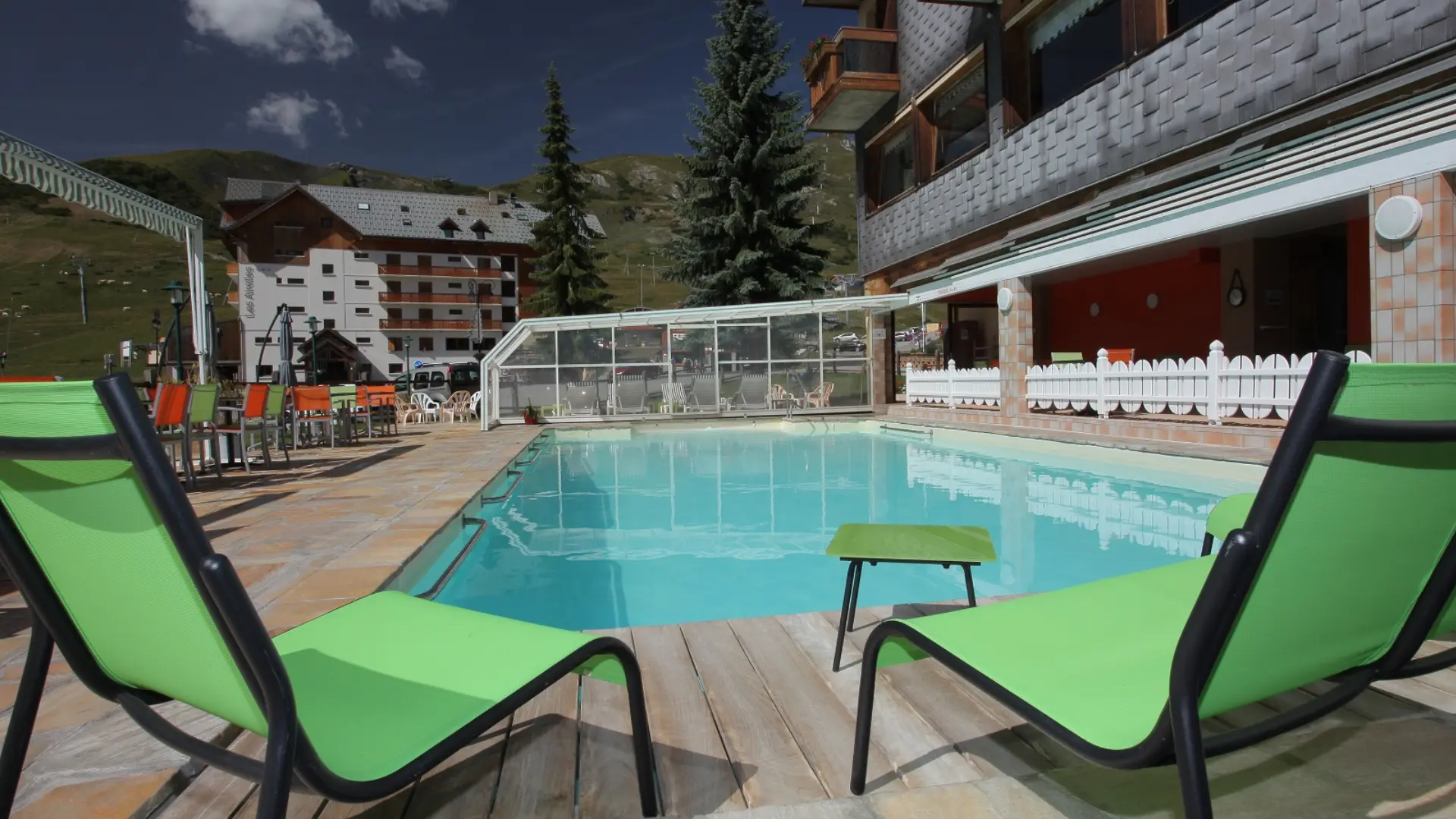 Piscine de l'Hôtel Les Soldanelles en été