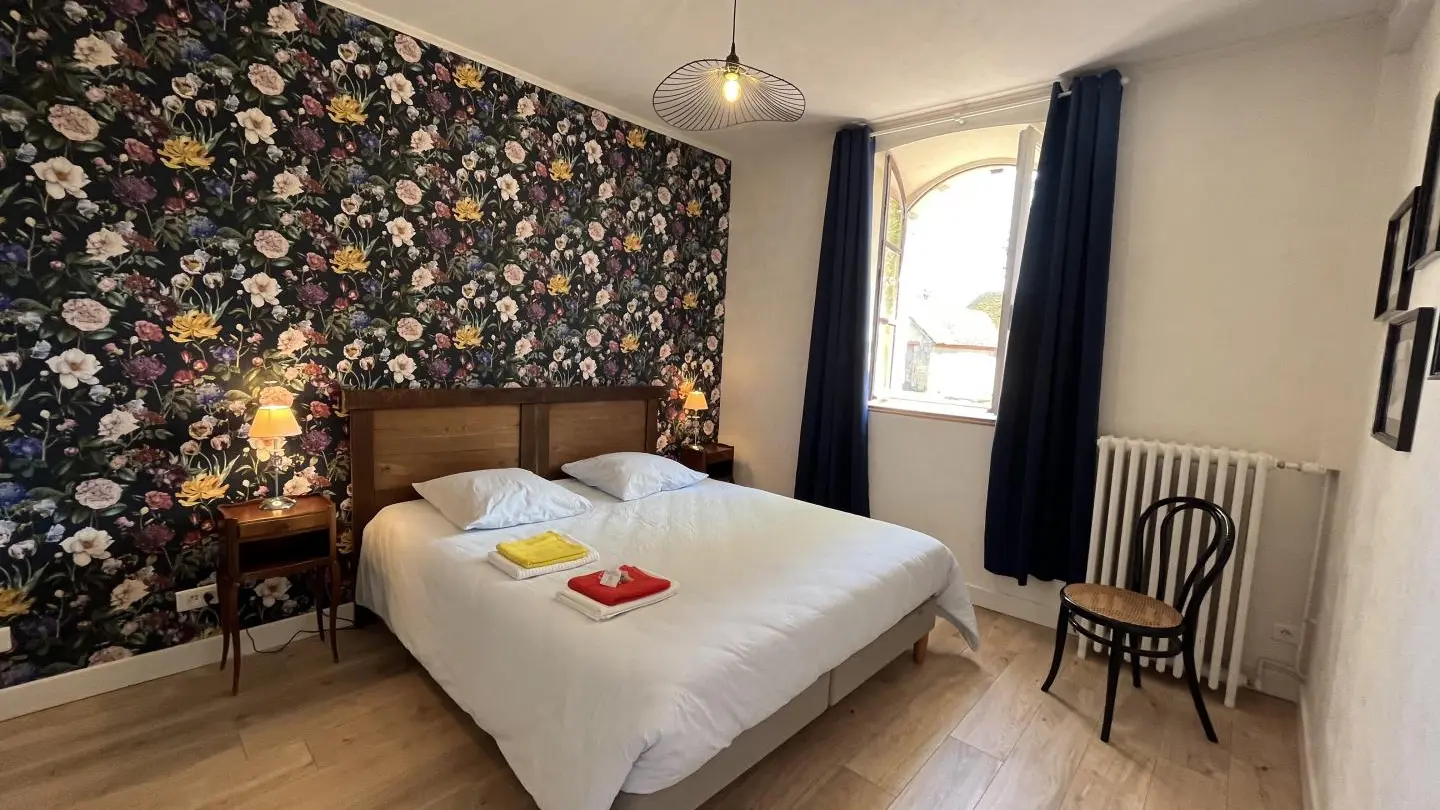 Le gite du Domaine de Bisseret à Montluçon dans l'Allier en Auvergne - chambre fleurie
