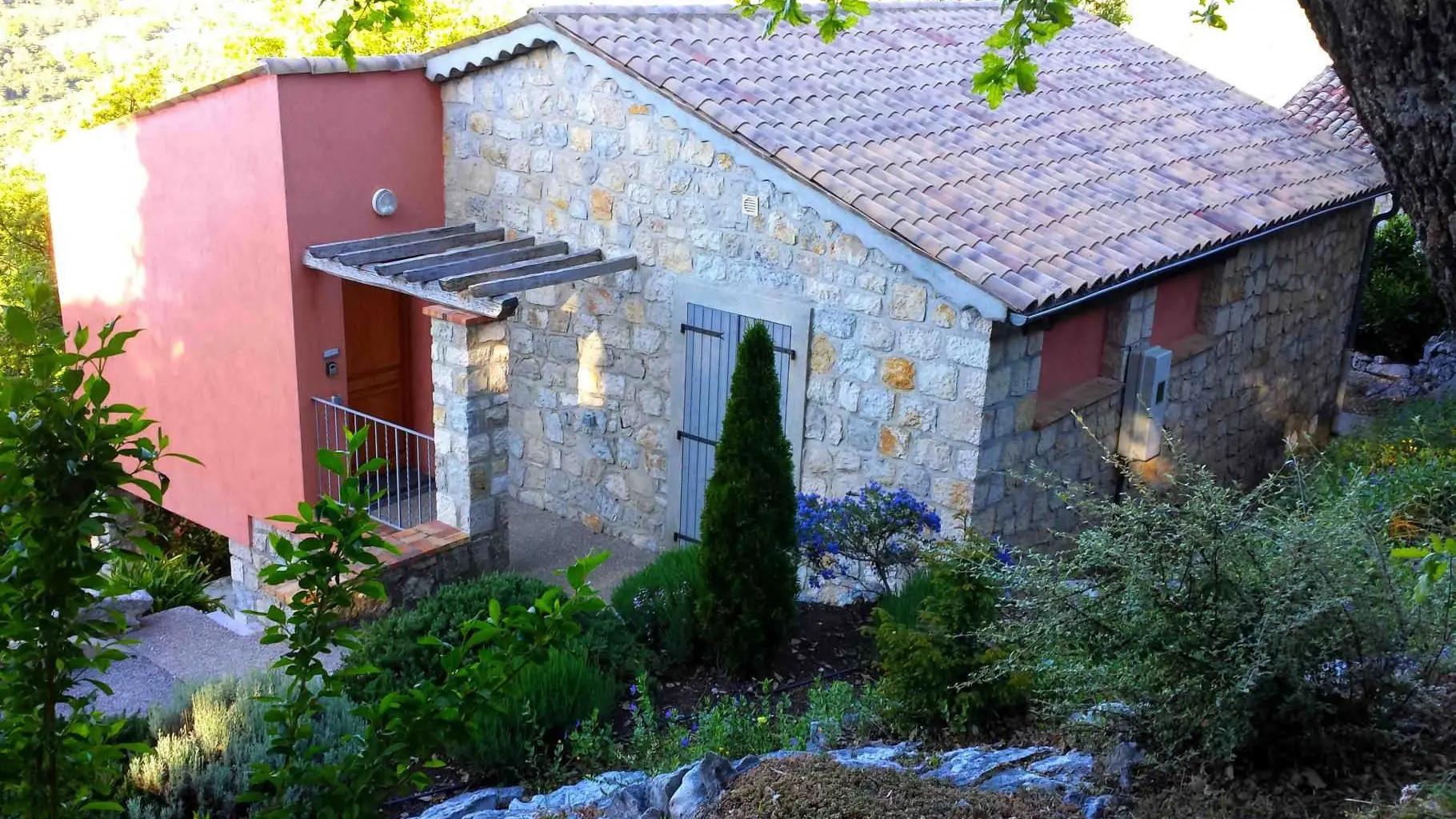 Le Cheiron- Vue Maison entière -Coursegoules-Gites de France Alpes-Maritimes.