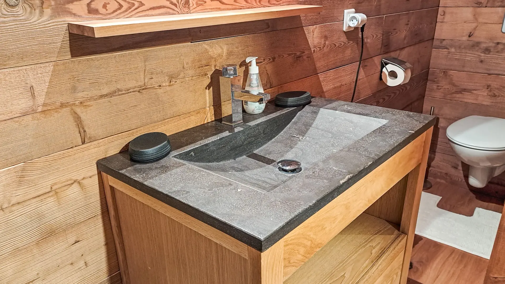 Autre vue de la salle de bain du duplex