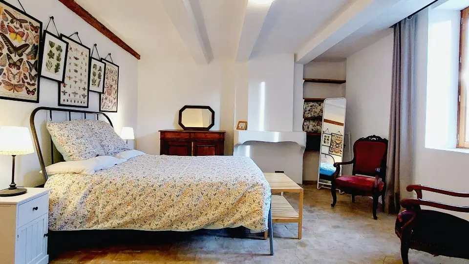 La grande chambre, lit double et lit sample.