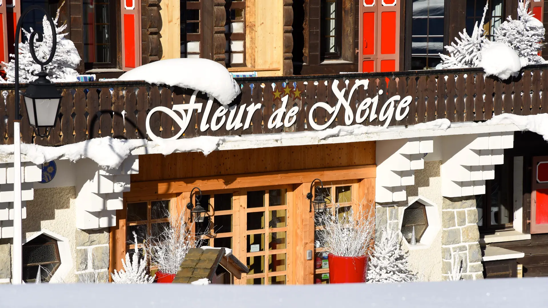 Entrée de l'hôtel en hiver