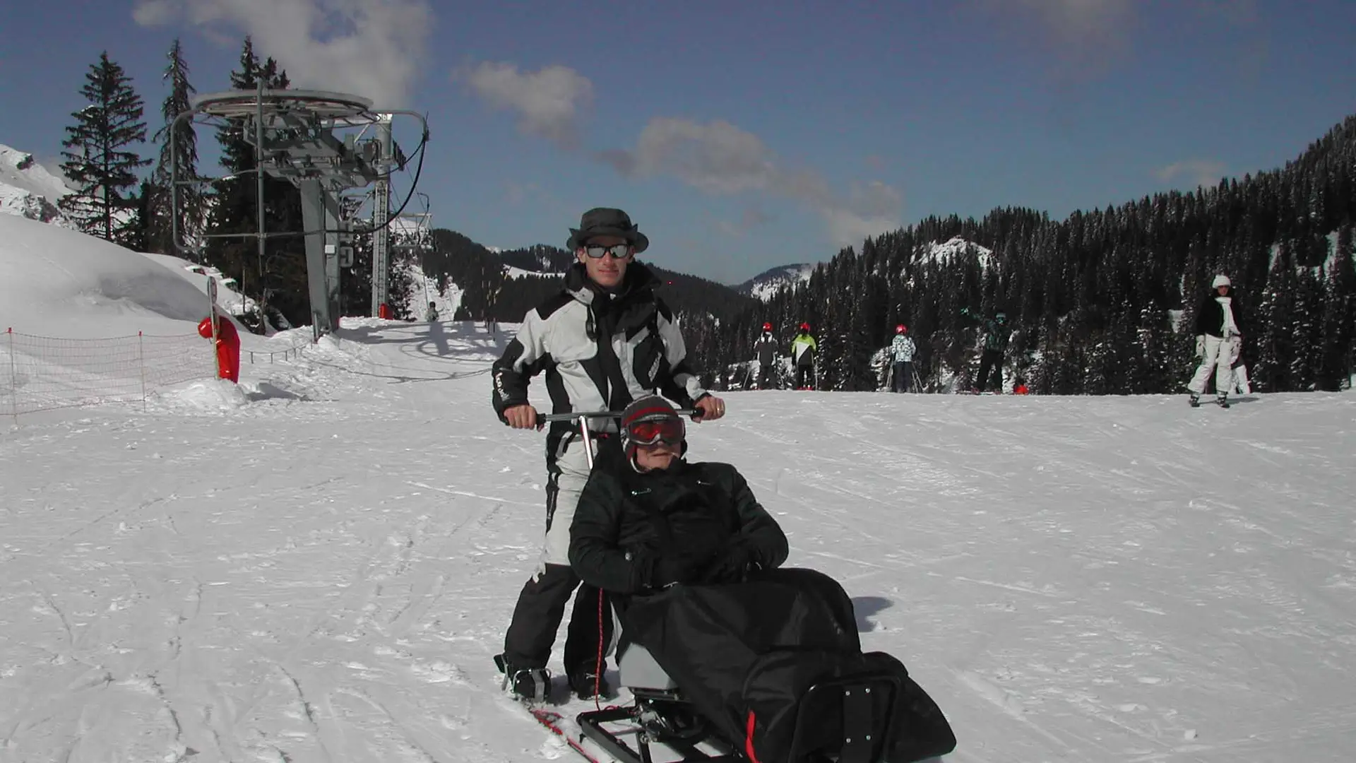 En taxi ski avec l'école de ski Châtel Sensations