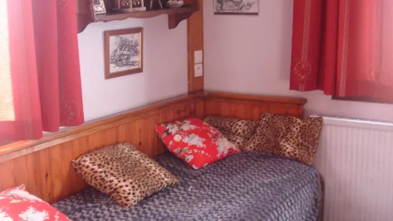 salon lumineux avec canapé, fenêtre