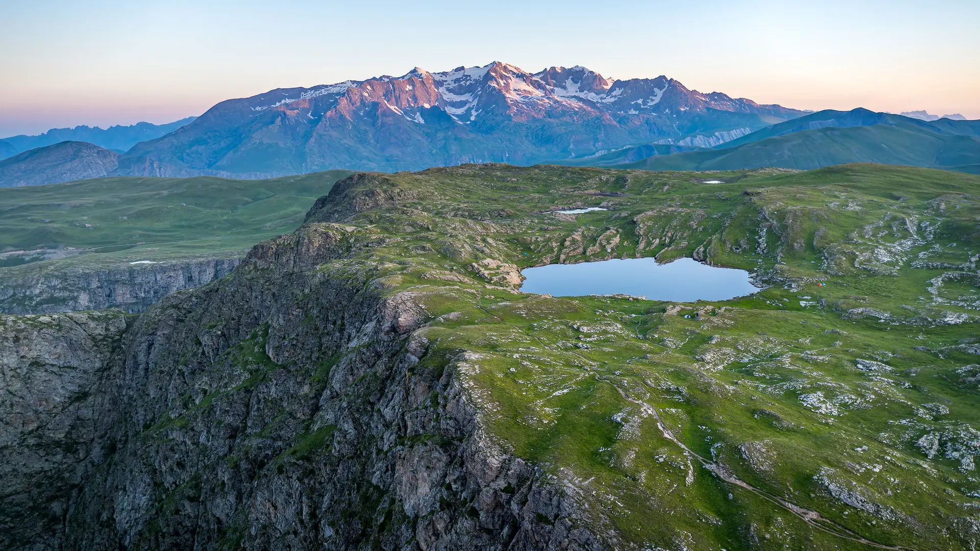 Le plateau d'Emparis et ses lacs - lac noir et lac lérié_La Grave