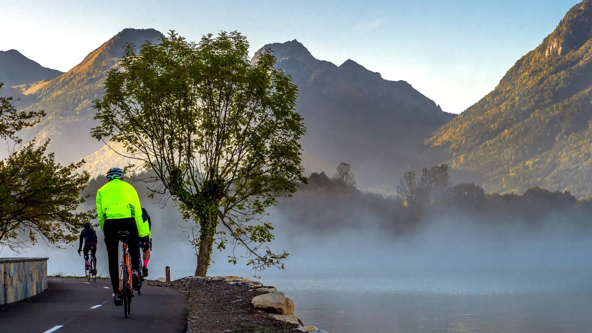 Piste cyclable au bout du lac d'Annecy à Doussard