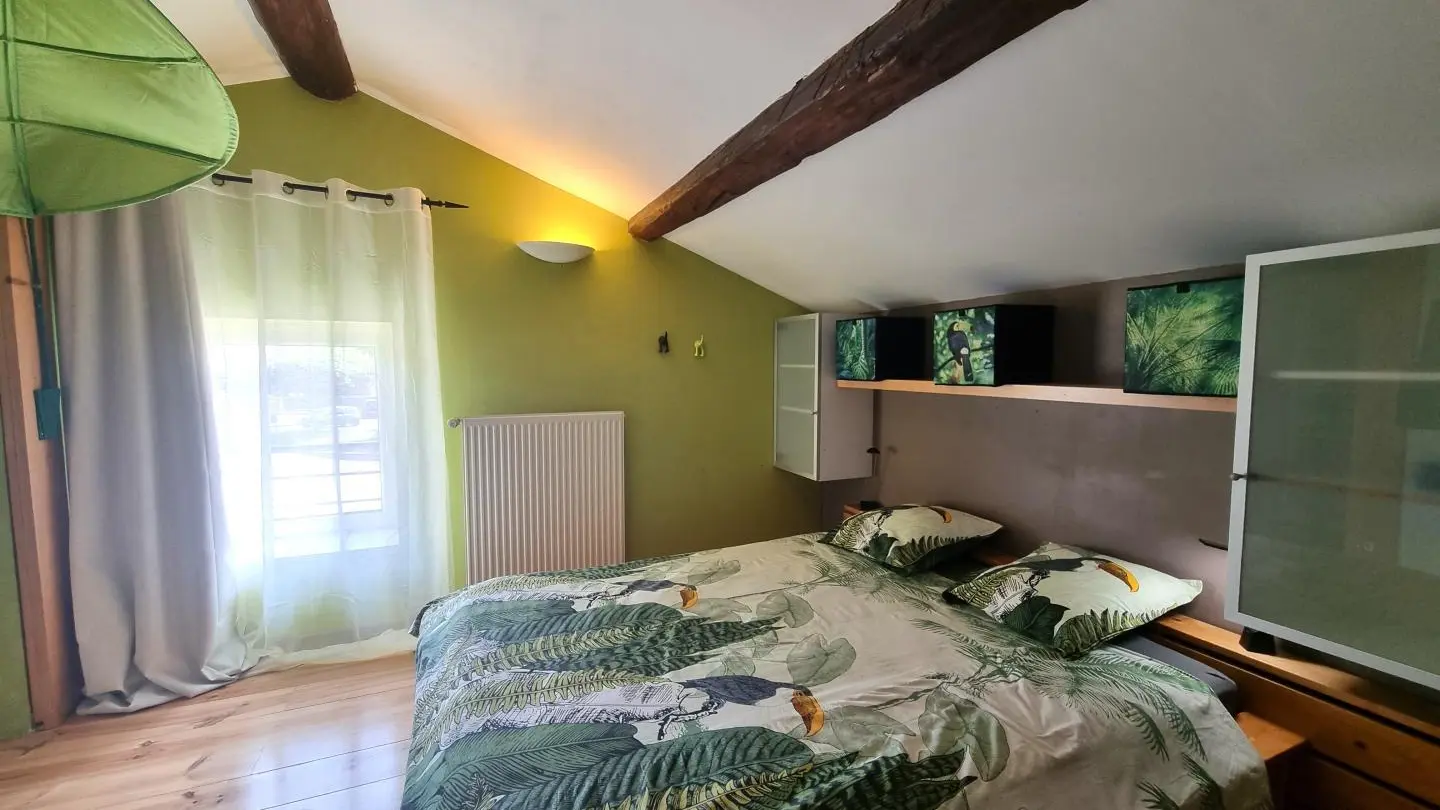 Chambre 1 : un lit 160 avec télévision.
