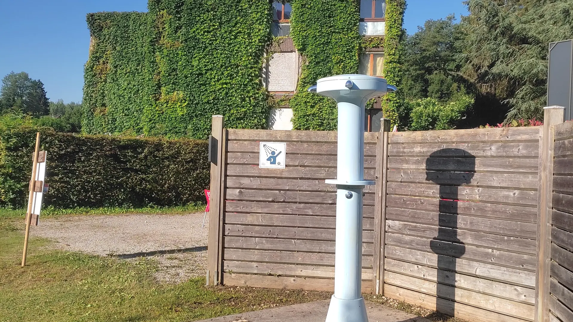 Douche sur la plage de Pré Argent