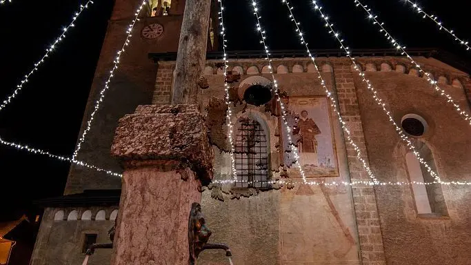 village de Vallouise la nuit, illuminations de Noël place de l'église. La fontaine