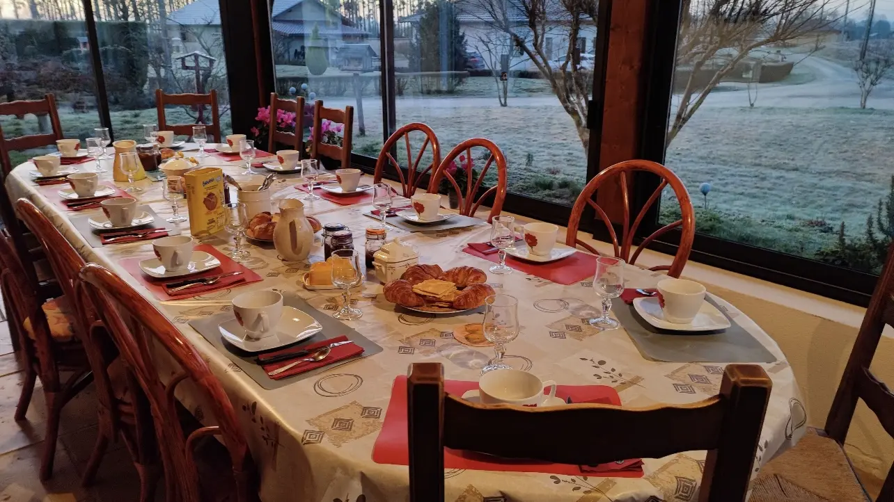 petit déjeuner proposé dans la véranda avec vue sur le jardin.