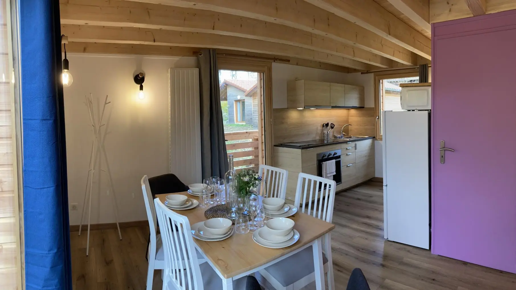 Pièce à vivre avec cuisine ouverte sur l'espace repas & le salon.