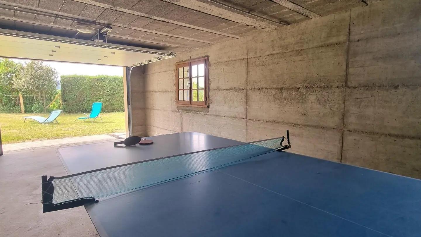 Garage équipée d'un ping-pong. Pouvant servir de lieu pour vos équipements de sport, vos motos, skis, vélos sécurisés
Ponit d'eau pour lavage du materiel