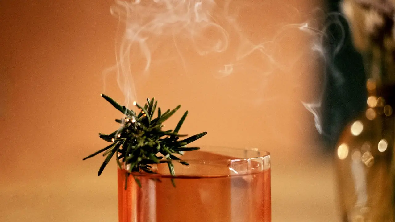 cocktail fumant sur une table