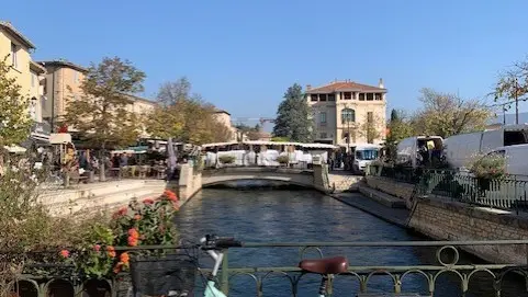 La Terrasse du Pont Julien_L'Isle-sur-la-Sorgue Vélo sur le Pont
