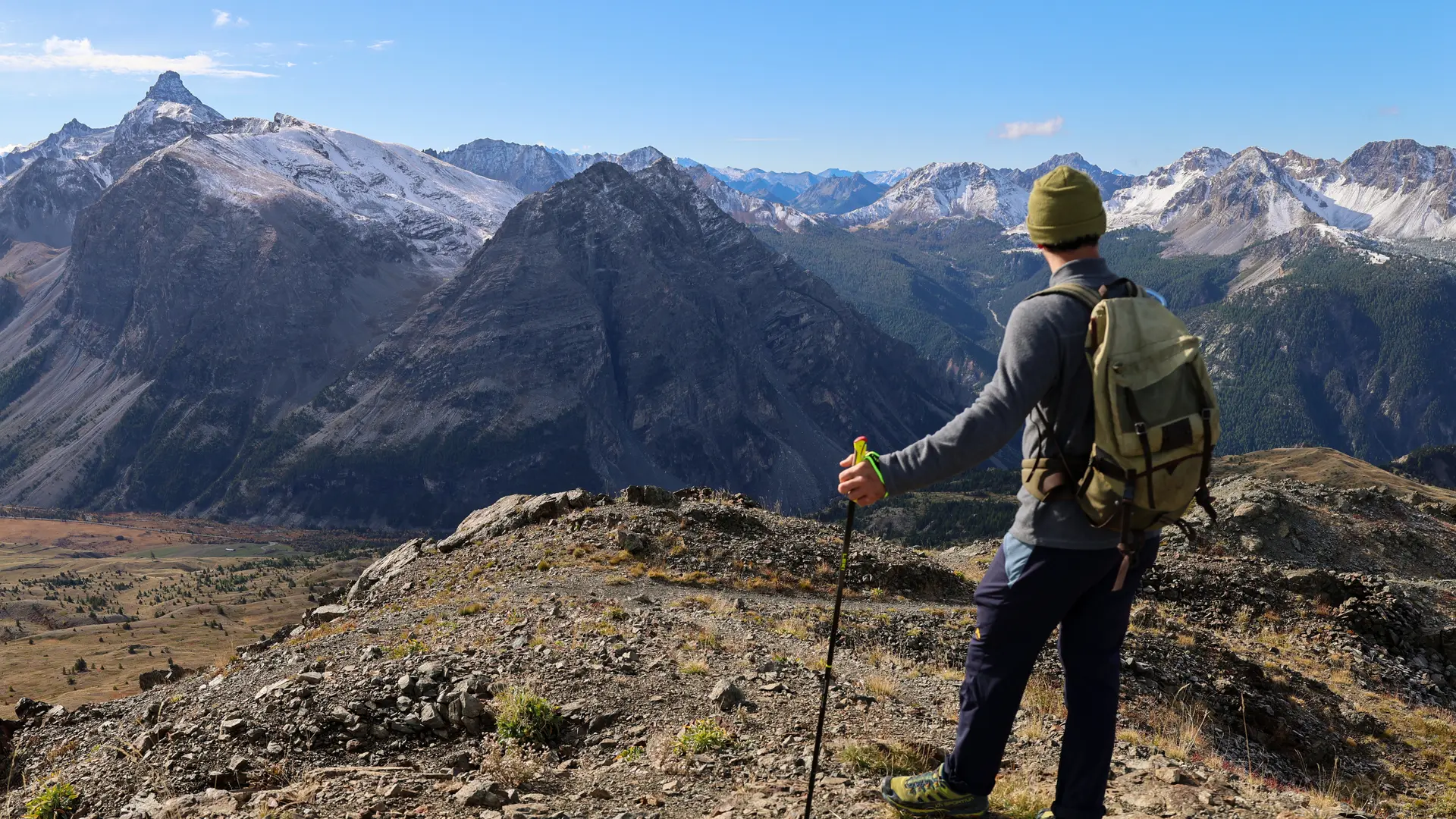 Vue sur la vallée de Cervières depuis le sommet du Chenaillet