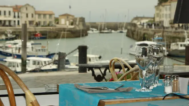 Terrasse vue sur le port de Saint Martin