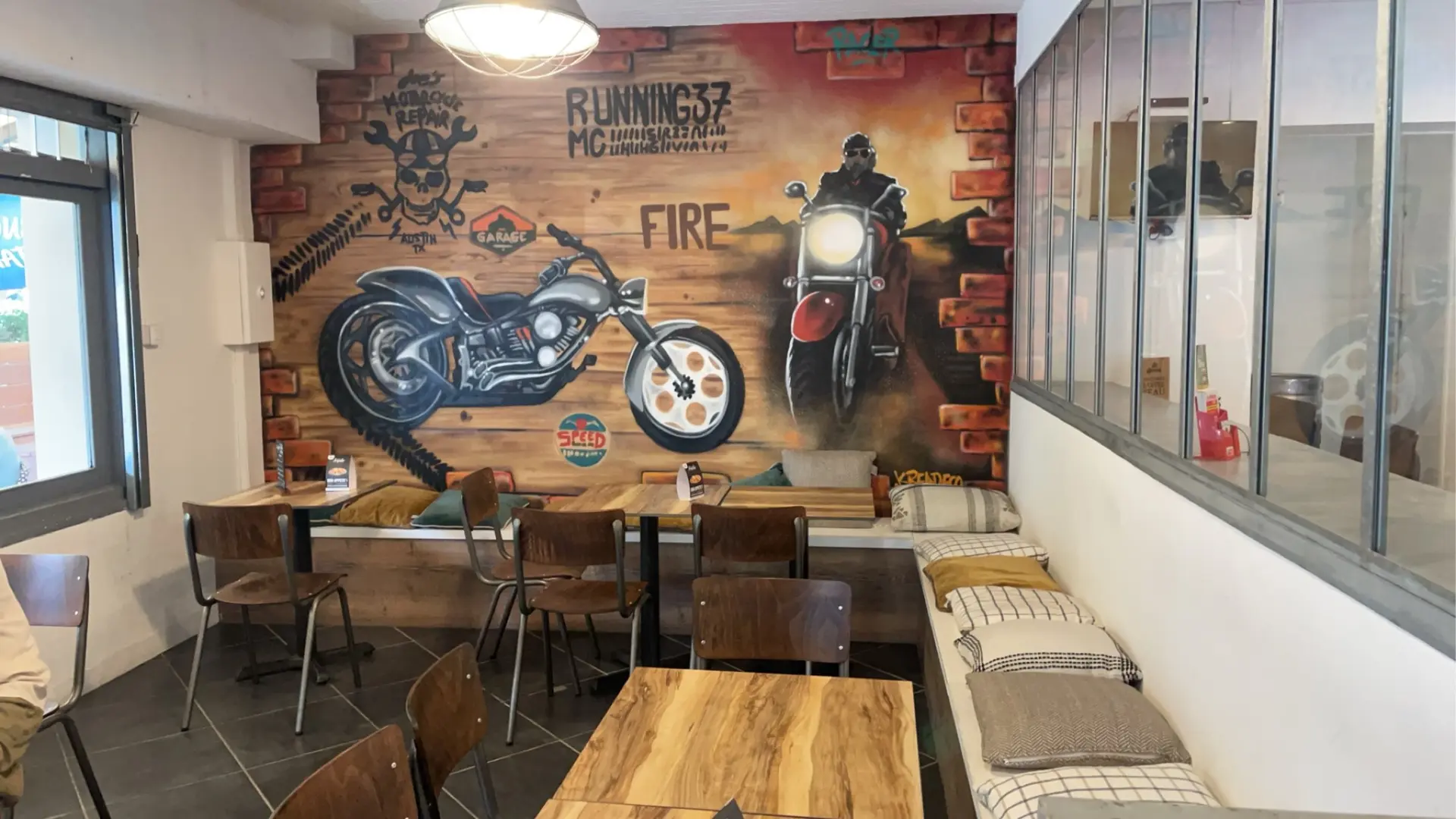 Tables à l'intérieur