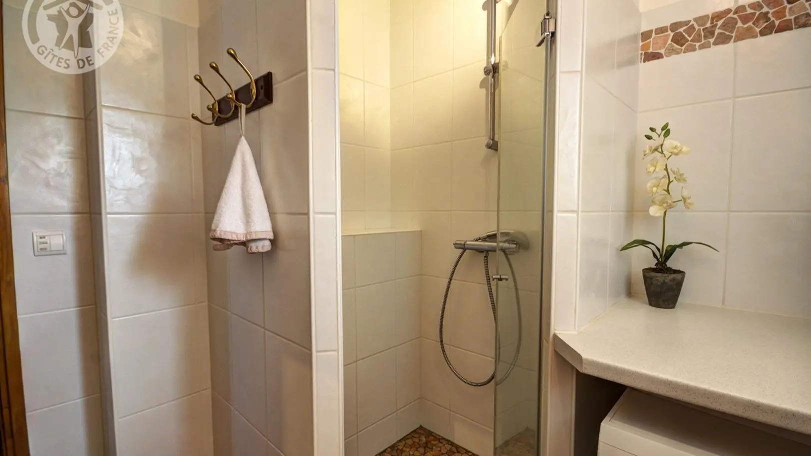 Salle de bain avec douche à l italienne et  table à langer