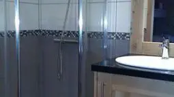 Salle de bain avec douche