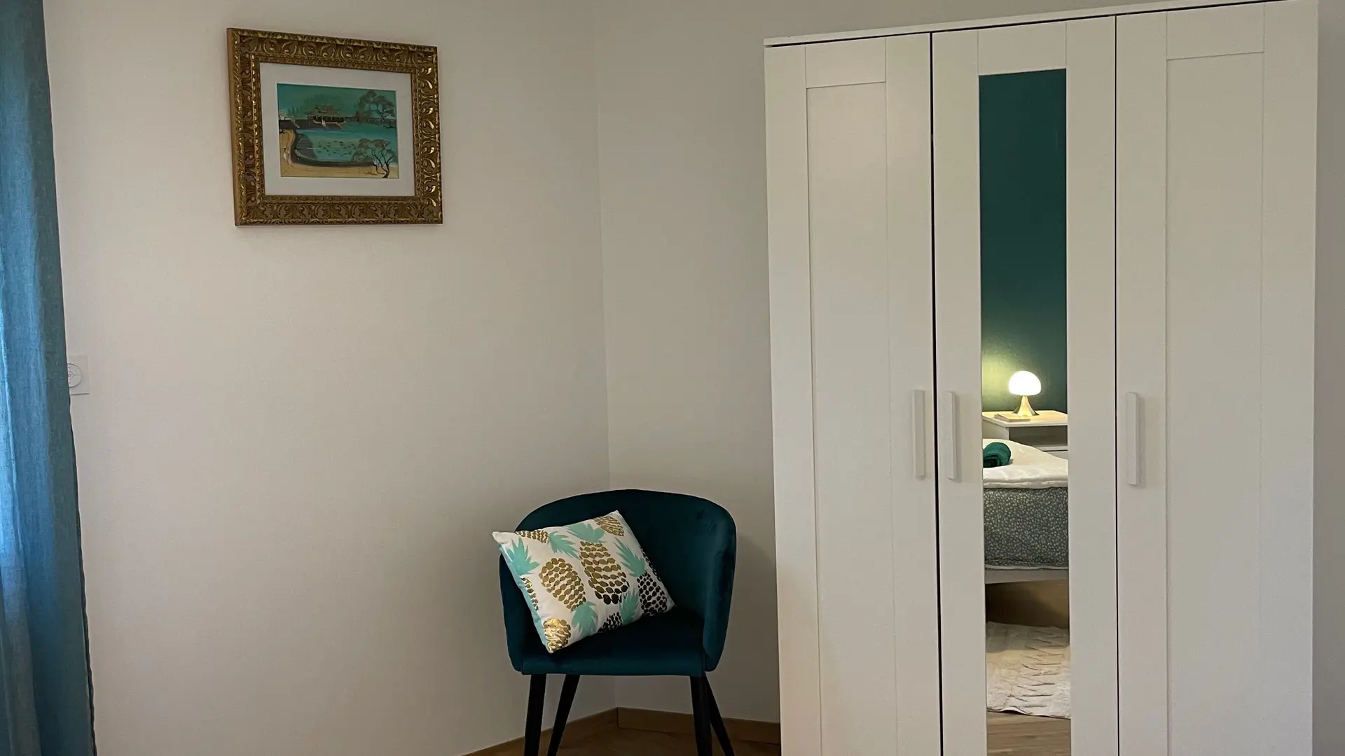 armoire côté penderie et étagères