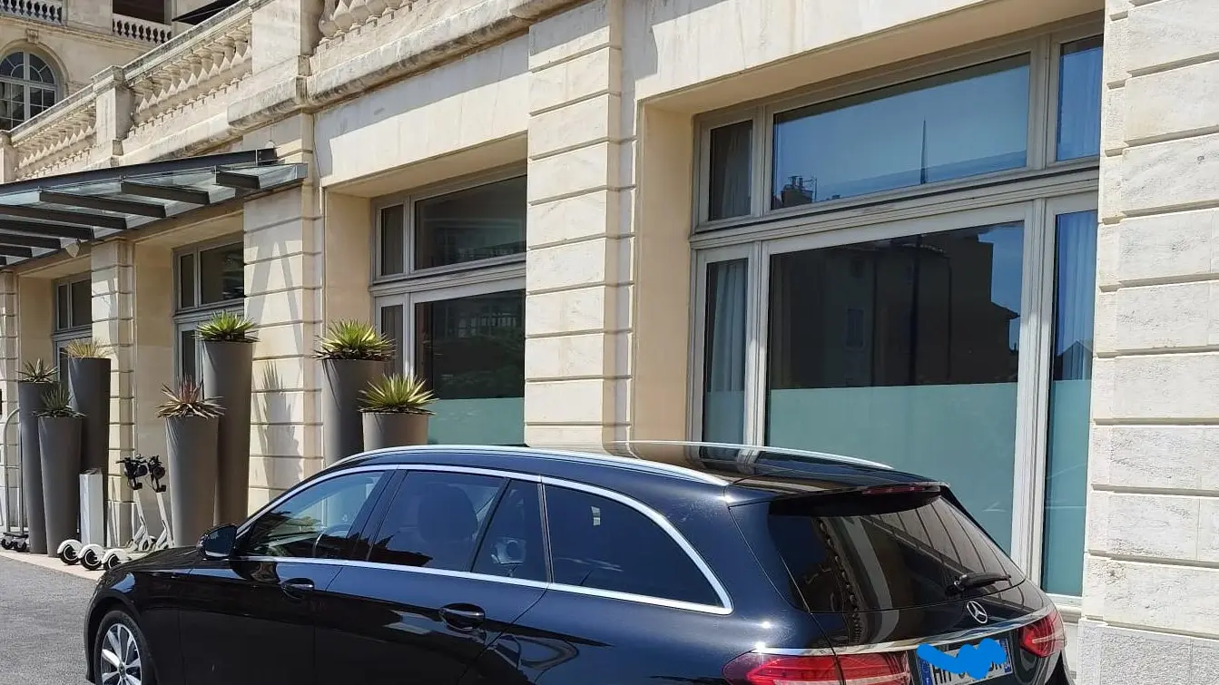 Mercédes devant bâtiment