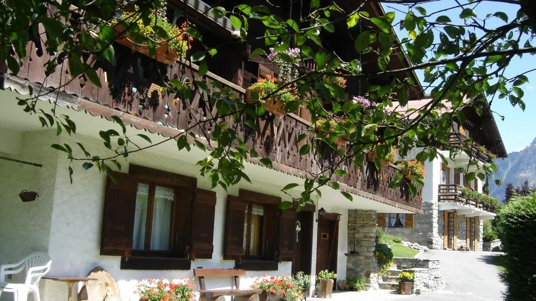 La terrasse devant le gîte