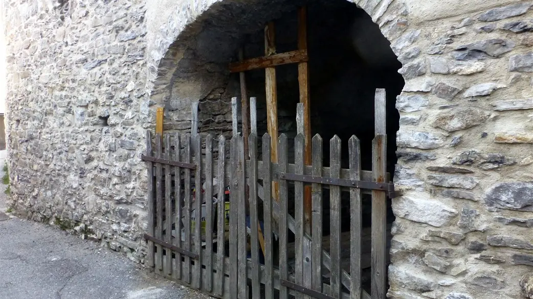 Des portes voûtées pour faciliter l'entrée des barriques dans les caves à pressoir des celliers
