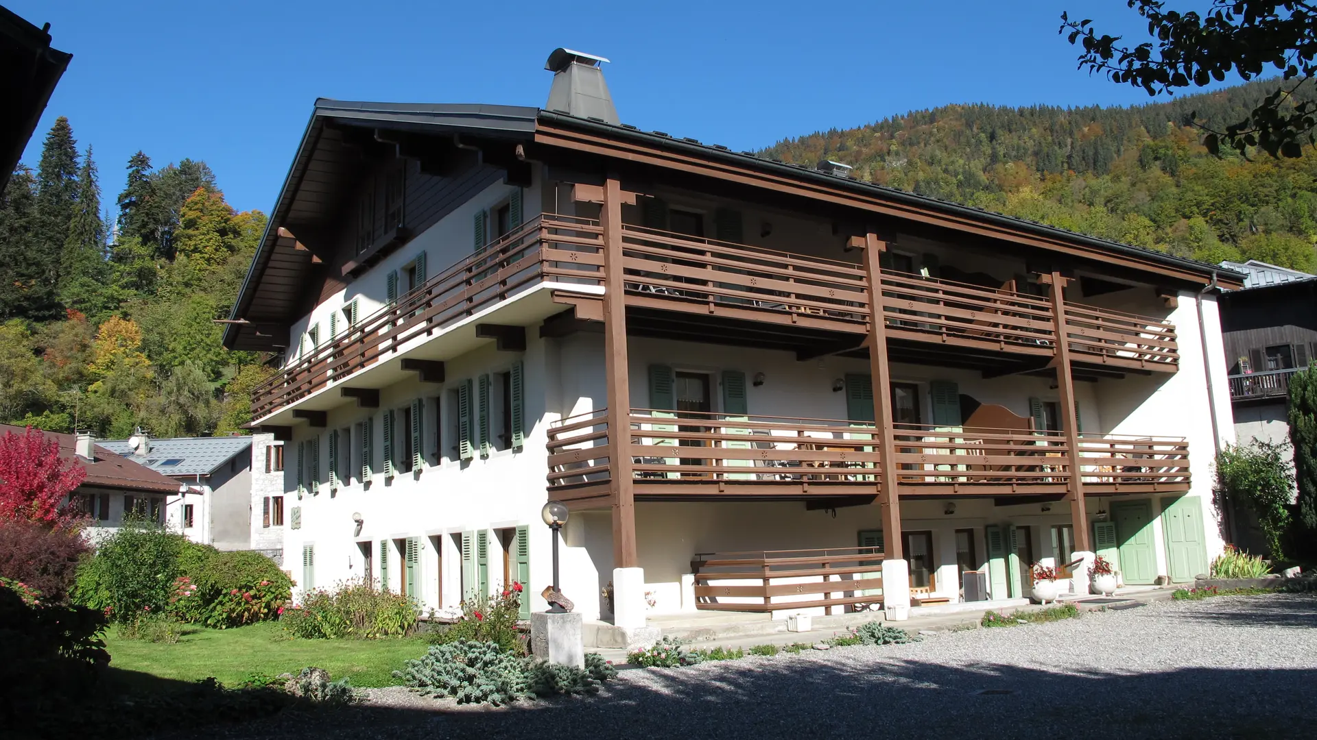 Façade l'hébergement vue depuis le jardin en été