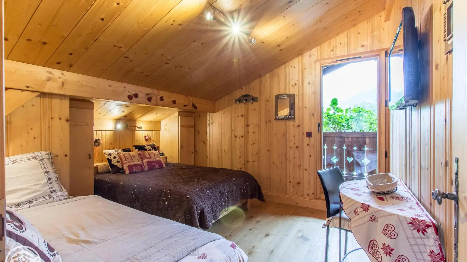 Chambre avec TV - rangement - balcon - Vue su la chaîne du Mont-Banc