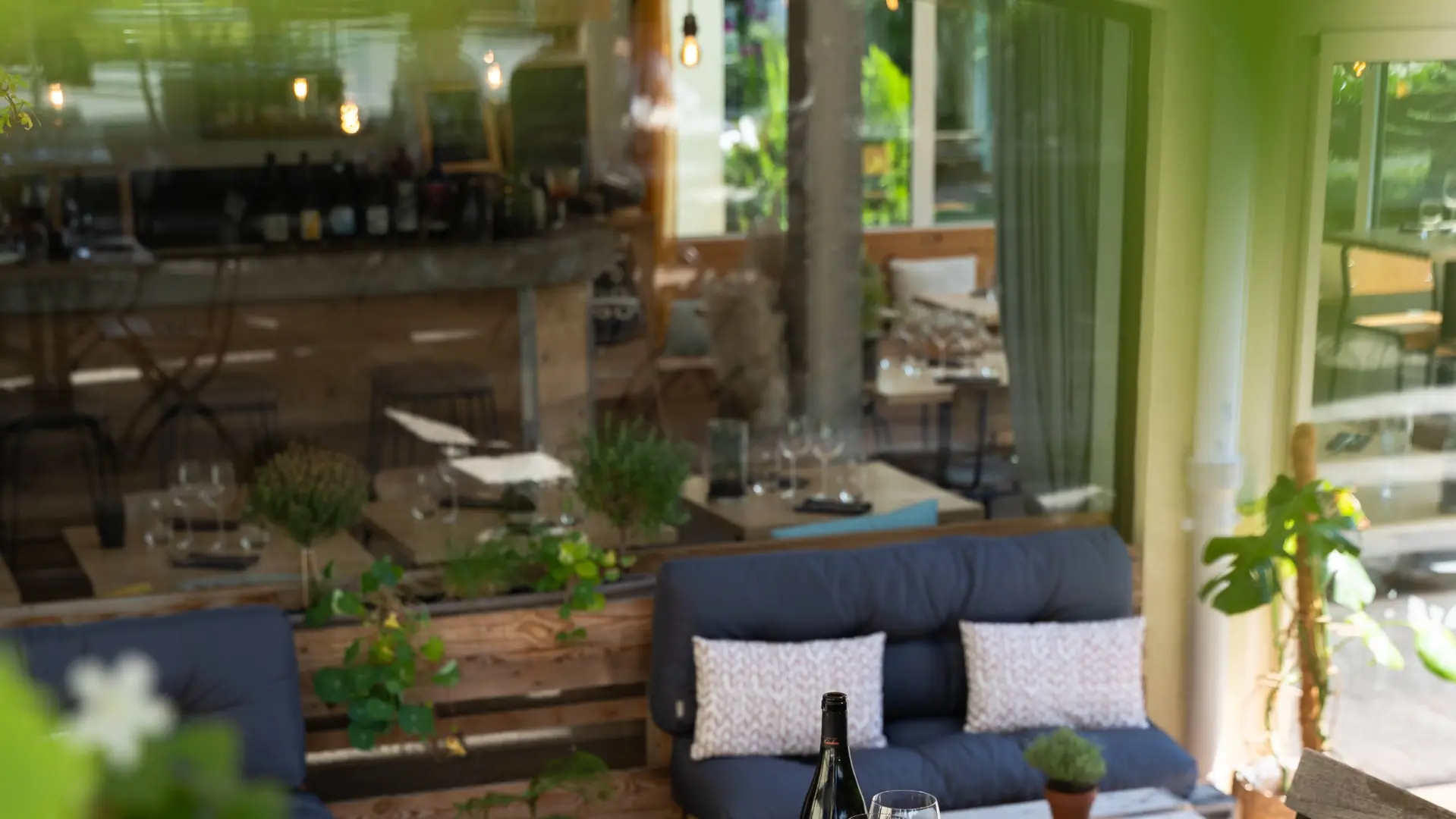 Une partie de la salle extérieure - terrasse