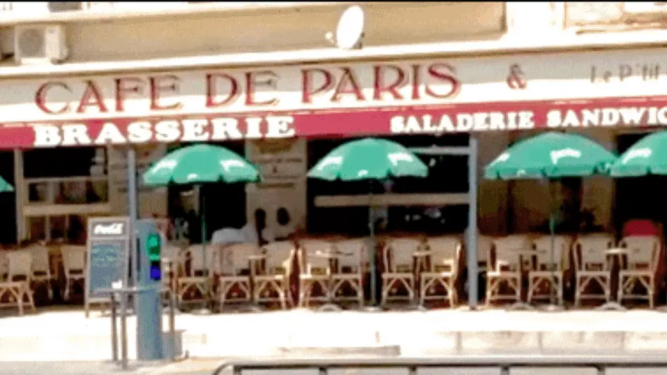 Terrasse du Café au Petit Creux de Paris en centre ville à La Londe les Maures