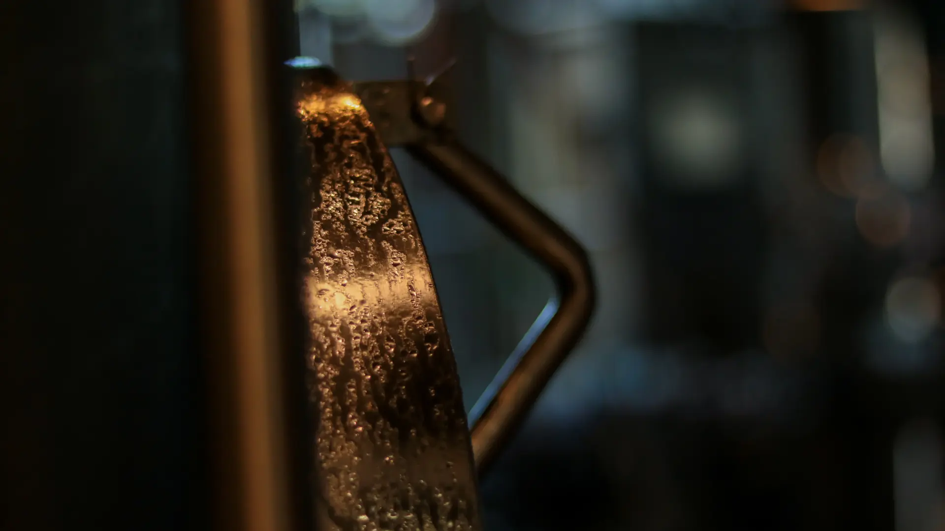 Gros plan sur une trappe embuée en inox.