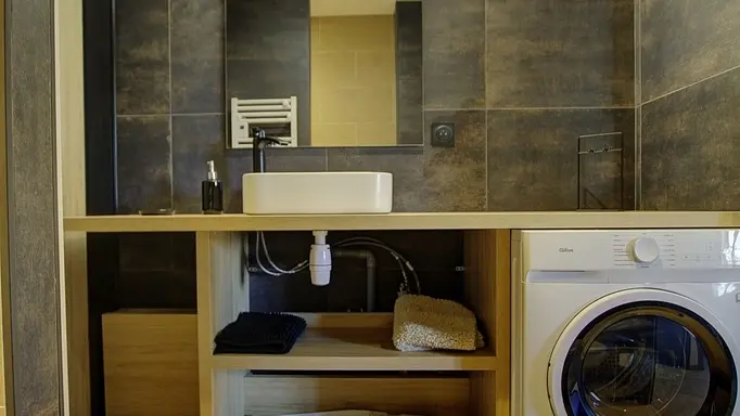 Salle d'eau avec WC intégré.