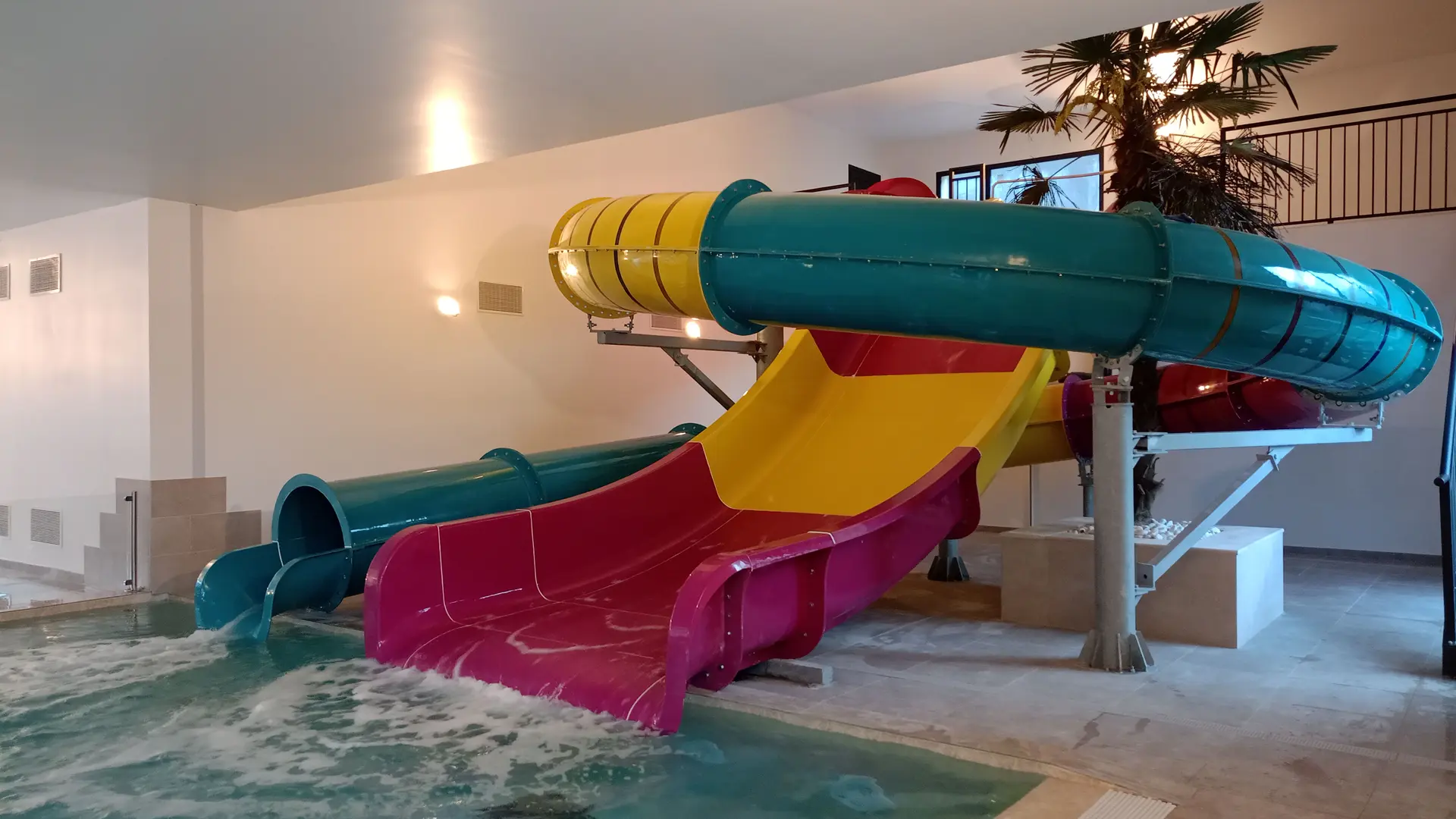 piscine avec toboggan