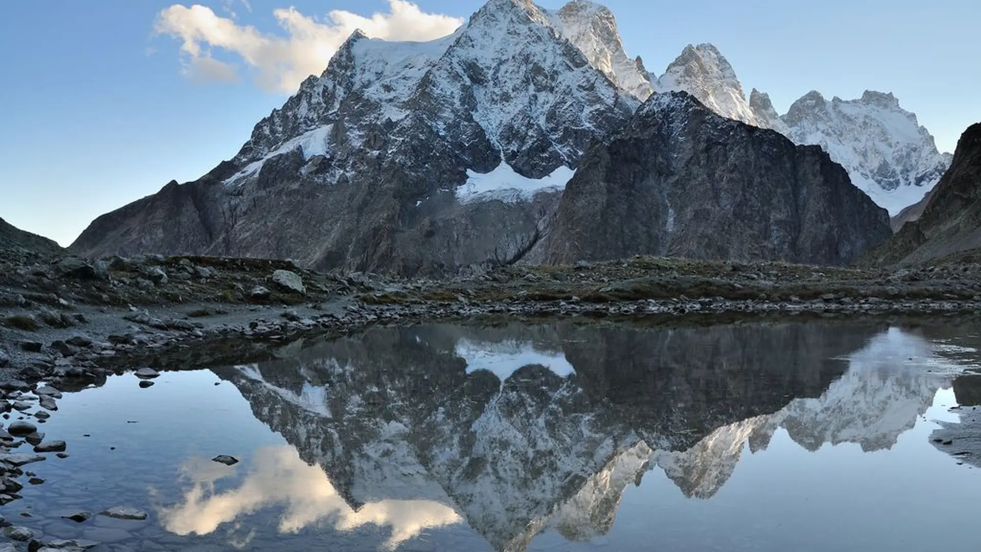 Le Pelvoux et les Ailefroides - reflet dans le lac Tucket