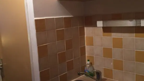 Tiled kitchenette with sink and electric hob