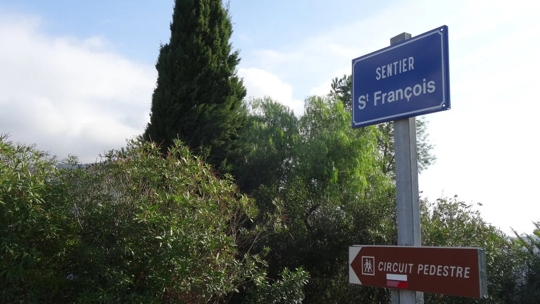 Sentier de randonnée à proximité de l'appartement, pour se rendre à pied à l'une des  plages.