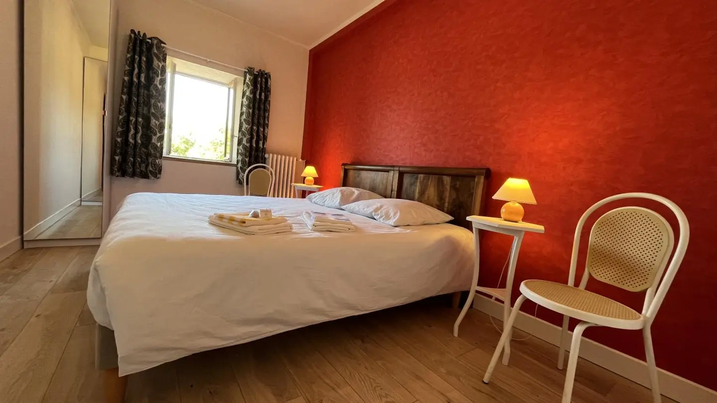 Le gite du Domaine de Bisseret à Montluçon dans l'Allier en Auvergne - chambre rouge
