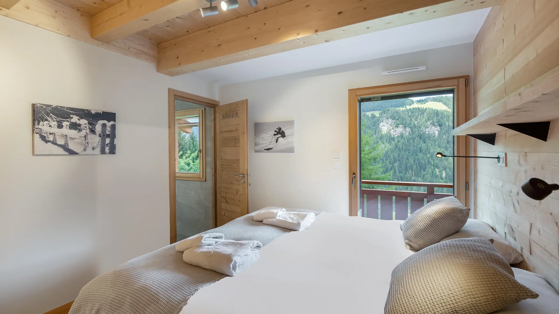 Chambre double avec balcon et salle de bains