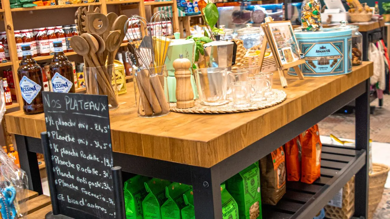 intérieur de la boutique, table haute et produits vendus