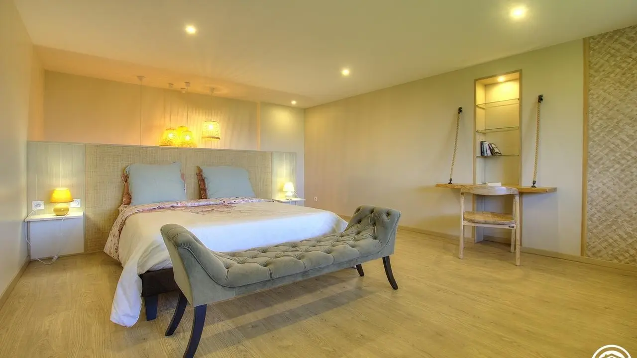 Chambre à l'étage donnant sur le parc.
Vue imprenable.