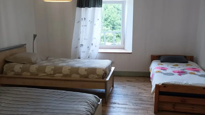 Le dortoir de quatre lits individuels.