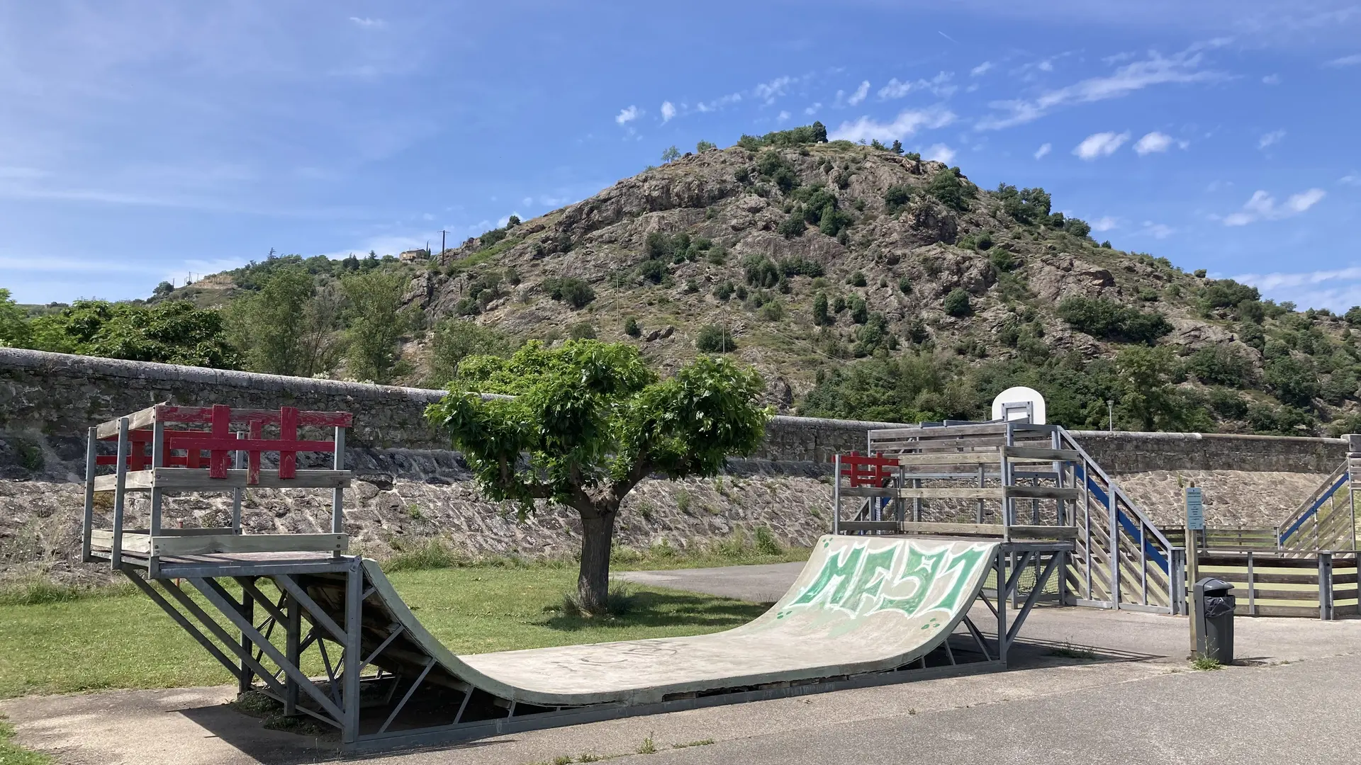 Aire de jeux et table de pique nique stade de la rivière d'Ay