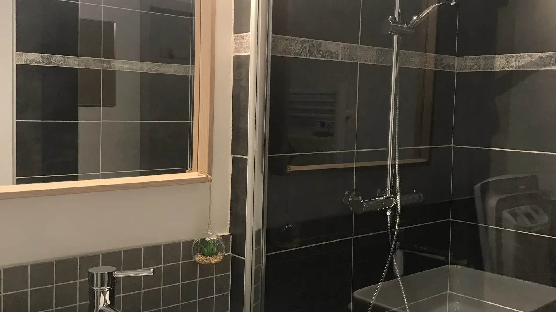 Salle de bain refaite à neuve. Douche italienne + vasque + placard + sèche serviette + machine à laver