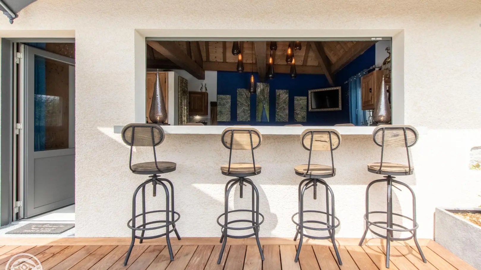 Espace détente extérieur avec espace bar, SPA de nage, solarium...