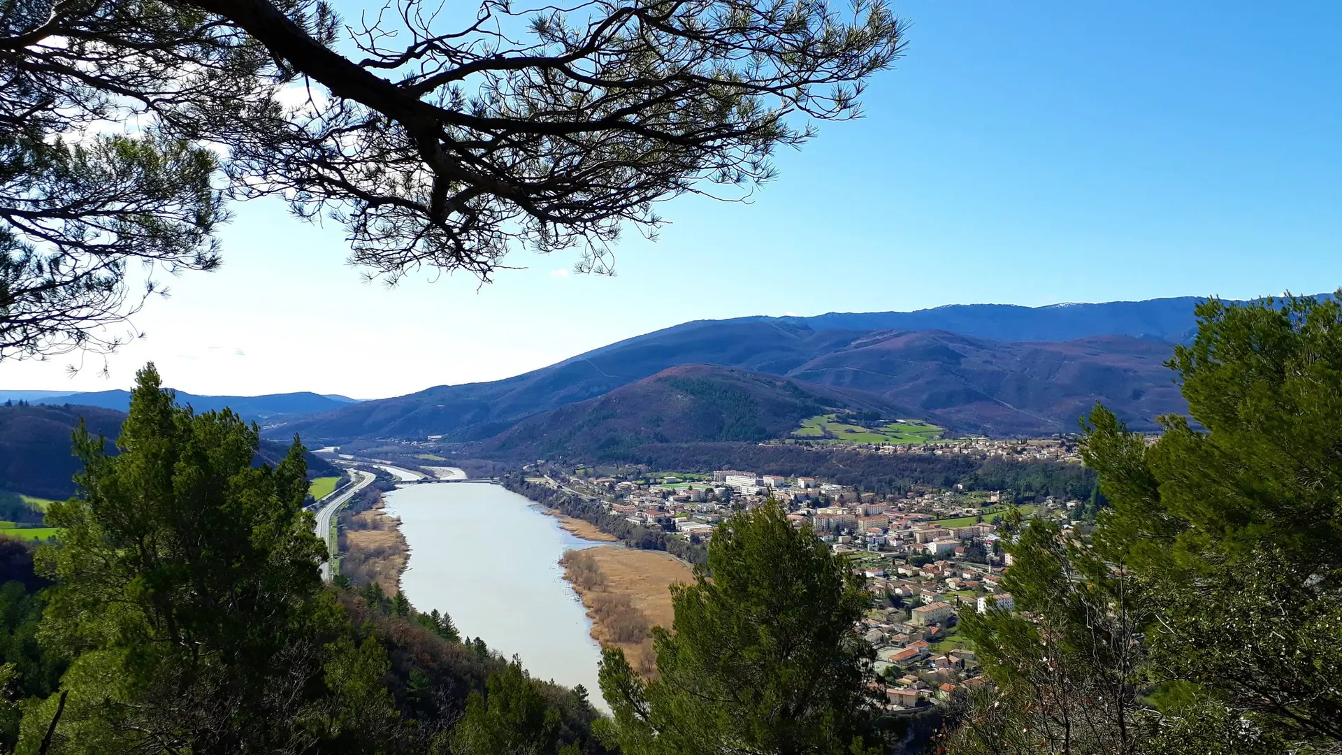 Large panorama sur les environs de Sisteron