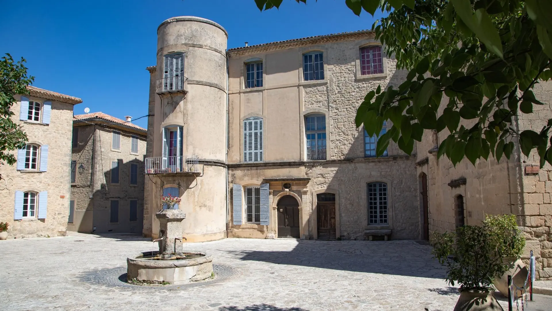 Grambois, place de la Fontaine