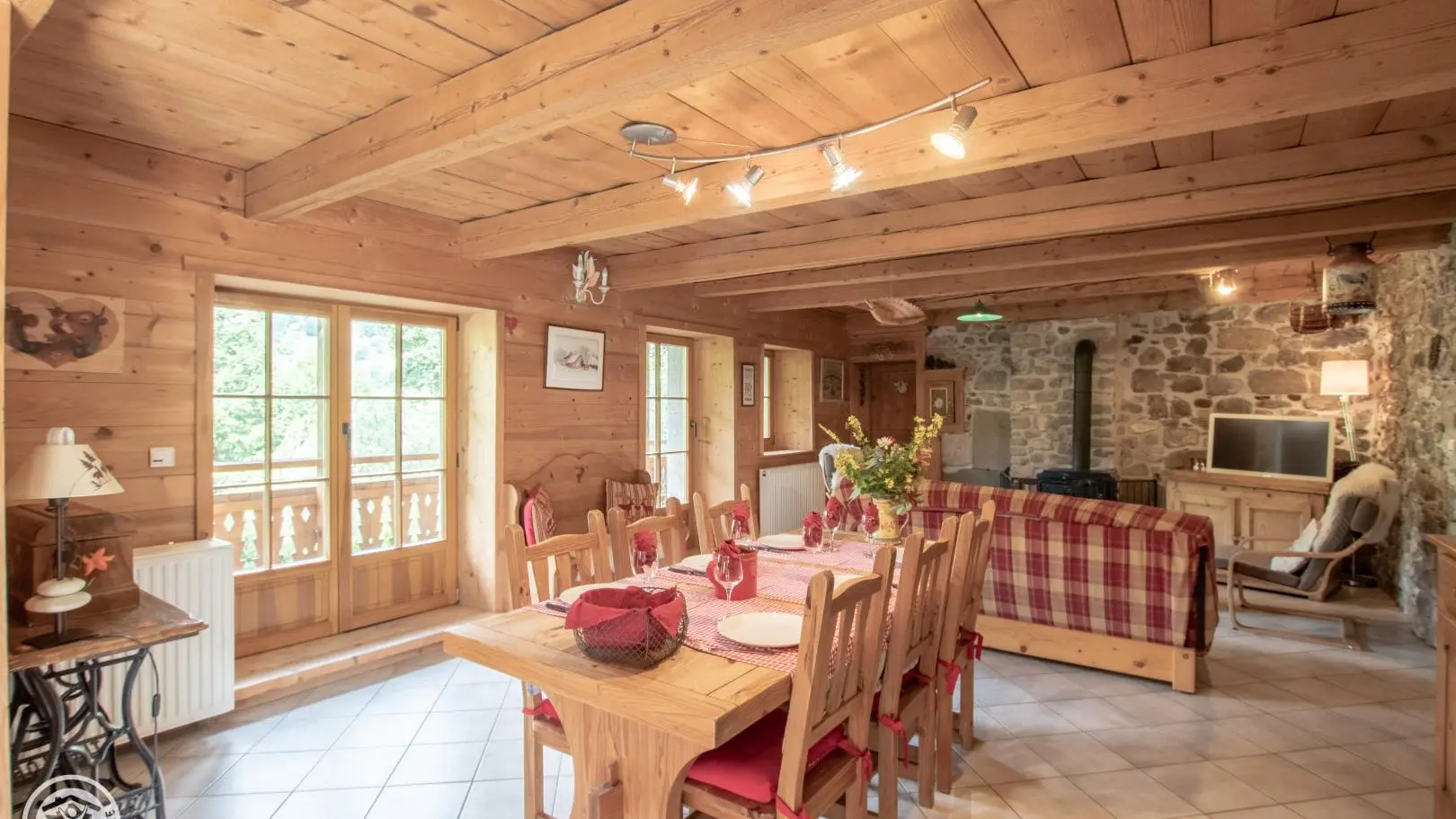 Belle pièce de vie lumineuse et conviviale.