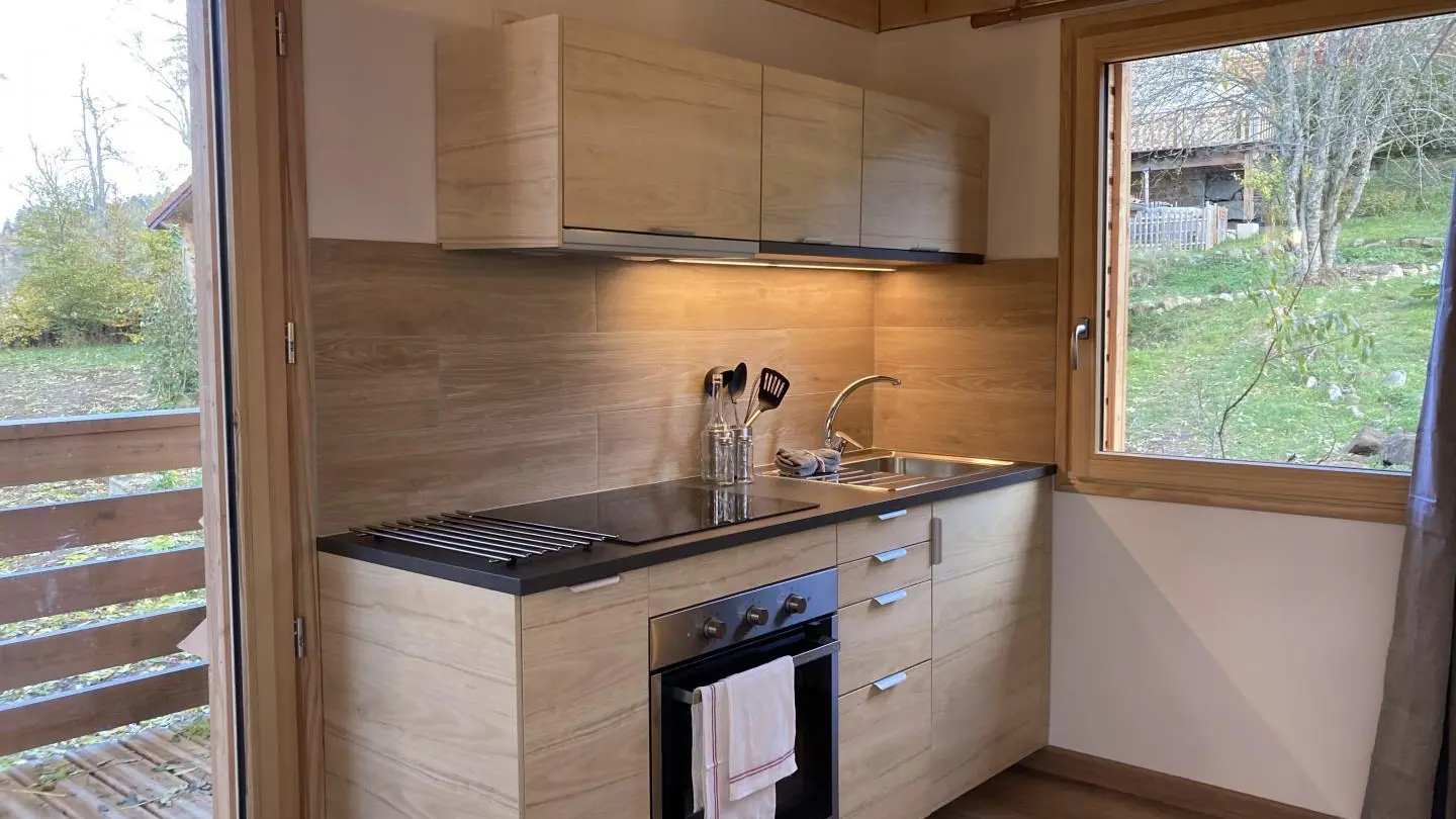 Pièce à vivre avec cuisine ouverte sur l'espace repas & le salon.